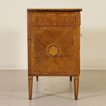 Chest of drawers in the Neoclassical-side