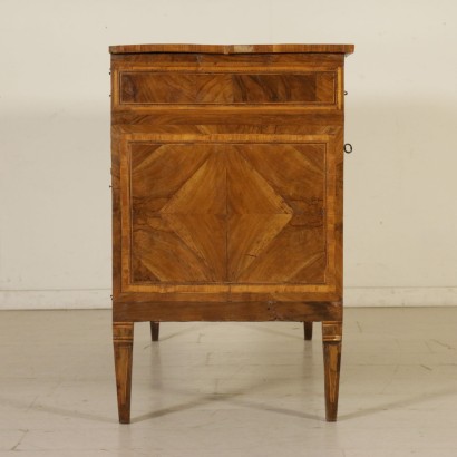 Chest of drawers in the Neoclassical-side