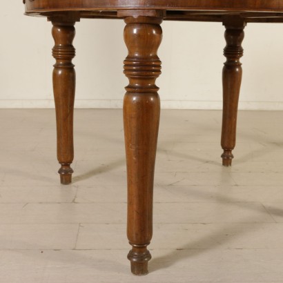 Extendable table-detail