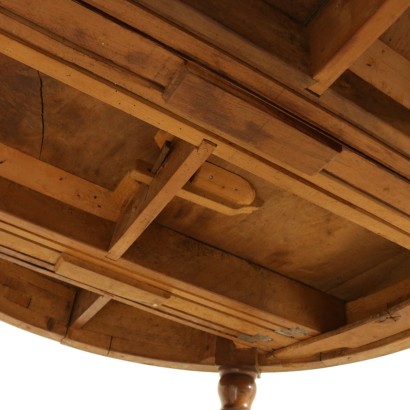 Extendable table-detail