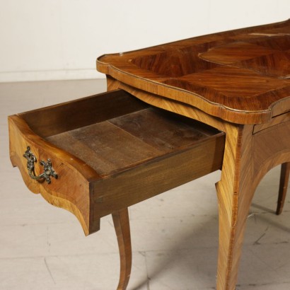 antiquités, table basse, tables basses anciennes, table basse ancienne, table basse italienne ancienne, table basse ancienne, table néoclassique, petite table des années 1900, table basse avec lutrin.