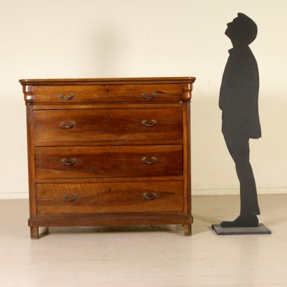 Chest of drawers in Walnut