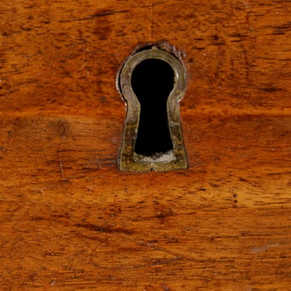 Chest of drawers in Walnut-detail