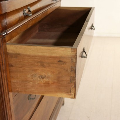 Chest of drawers in Walnut-detail