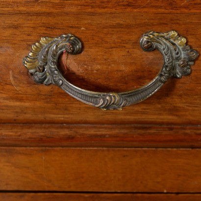 Chest of drawers in Walnut-detail