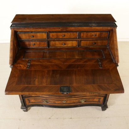 Elegant Commode Scriban Lombarde Noyer Italie Moitié '700