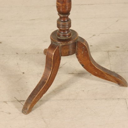 Coffee table in Walnut-detail