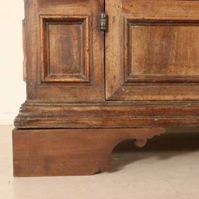 Grande Credenza a Due Ante in Noce - Particolare