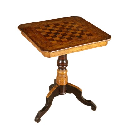Tisch mit Schachbrett
