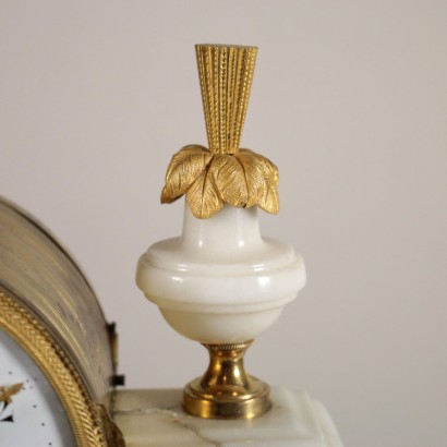 Horloge de Table Lèchopiè à Paris Marbre blanc Bronze doré France '700