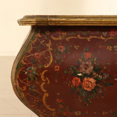 Banc Coffre mouluré Bois laqué et décoré Italie Première moitié '900