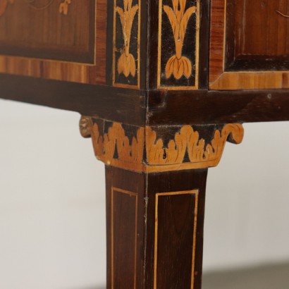 Una pequeña mesa junto a la Pared, el Neoclásico-particular