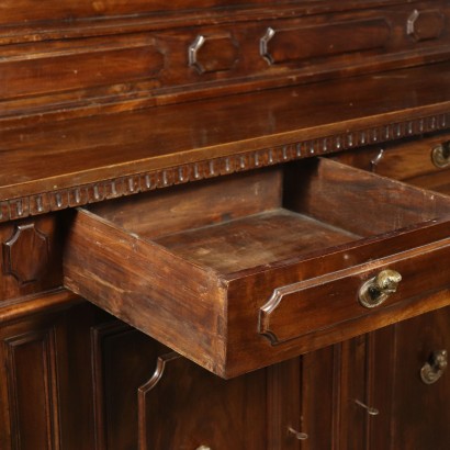 Sideboard mit Tellerhalter Nussbaum Italien 20. Jahrhundert.