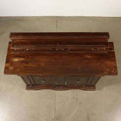 Sideboard mit Tellerhalter Nussbaum Italien 20. Jahrhundert.