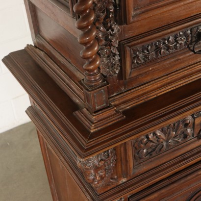 Credenza due corpi intagliata-particolare