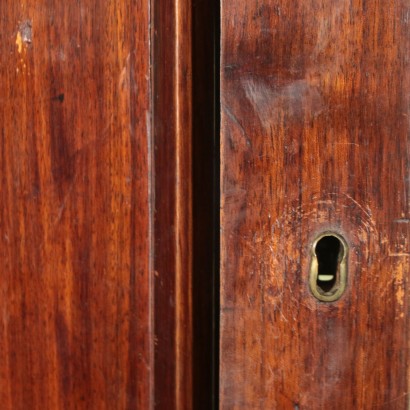 Bücherschrank mit Glastüren Nussbaumholz England 19. Jahrhundert