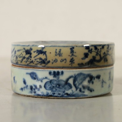 Box with Cover Blue Ornaments China Late 1800s