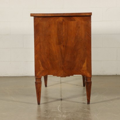 Elegant Chest of Drawers Walnut Tuscany Italy Late 1700s