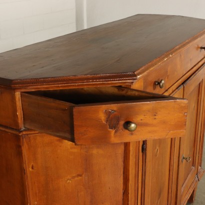 Credenza scantonata in abete