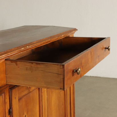 Credenza scantonata in abete