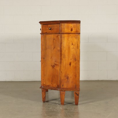 Credenza scantonata in abete