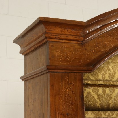 Chest of Drawers with Upper Case Maple Inlays Spain 18th Century