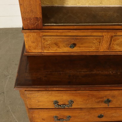 Chest of Drawers with Upper Case Maple Inlays Spain 18th Century