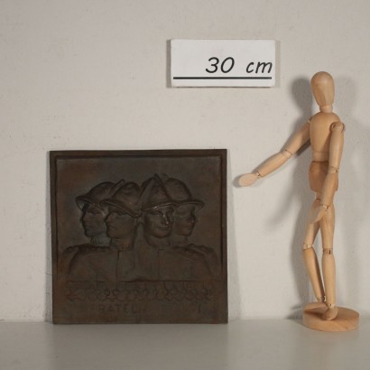 Gedenktafel aus Eisen von Timo Bortolotti Die Calvi-Brüder Skulptur