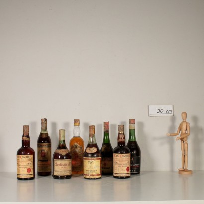 Viele Vintage Flaschen Cognac und Scotch Whiskys Frankreich