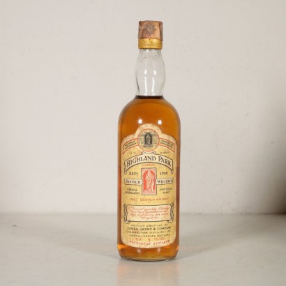 Viele Vintage Flaschen Cognac und Scotch Whiskys Frankreich