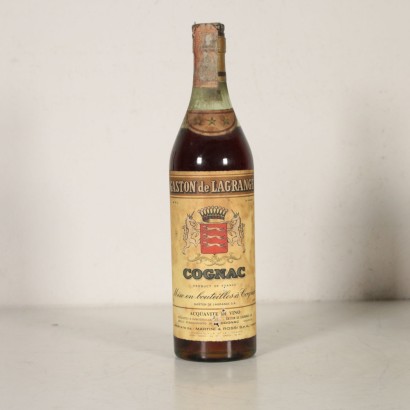 Viele Vintage Flaschen Cognac und Scotch Whiskys Frankreich