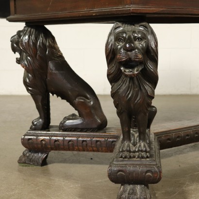 Tisch mit den geschnitzten Löwen Italien 20. Jahrhundert