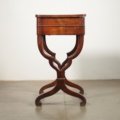 Arbeitstisch aus Nussbaumholz Italien 19. Jahrhundert