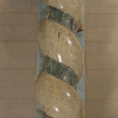 Coppia di colonne tornite Berniniane in marmo