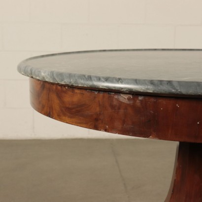 Tavolo con piano in marmo