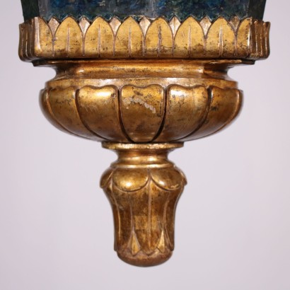 Coppia di lanterne in legno intagliato e dorato