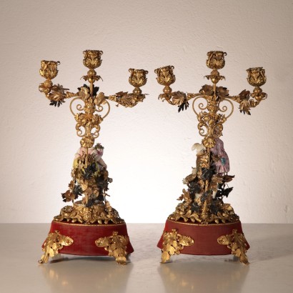 Par de candelabros, un J. P.