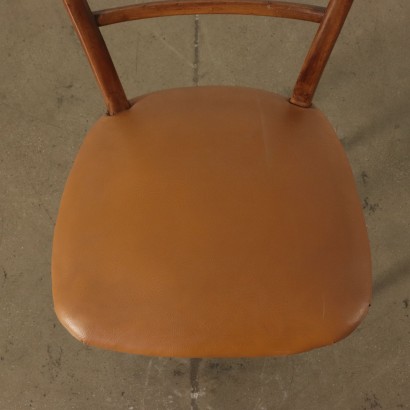 Groupe de cinq Chaises Hêtre Mousse Cuir Synthétique Années 50