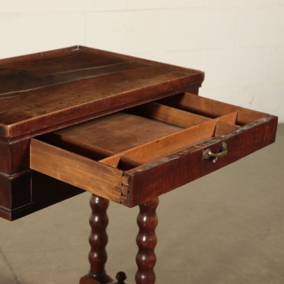 Coffee table in Walnut