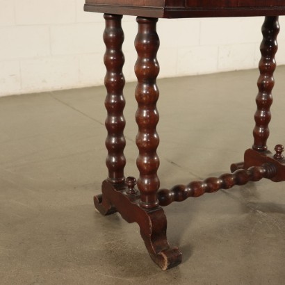 Coffee table in Walnut