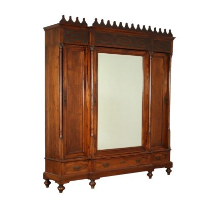 Armoire de style néo-gothique