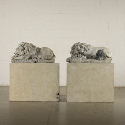 Par de esculturas de mármol de leones