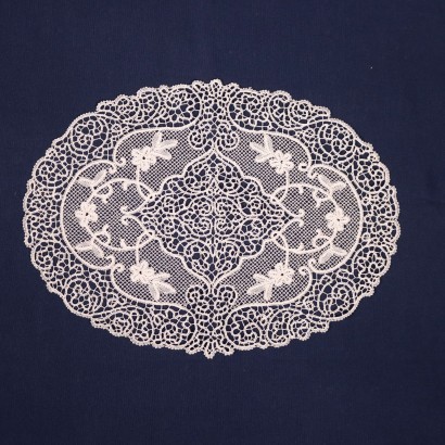 Oval doily in Pizzo Cantù