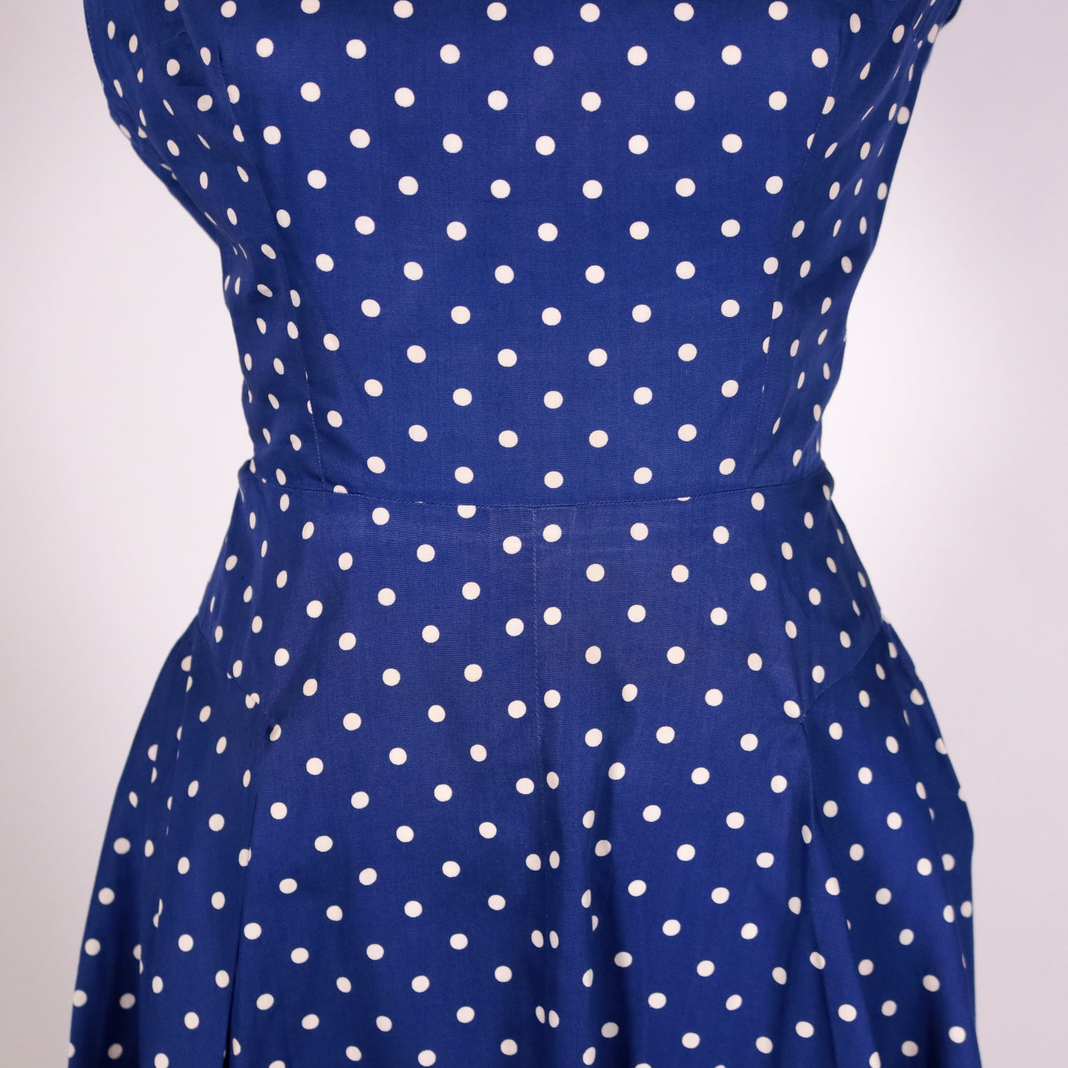 Vestito blu a pois bianchi top