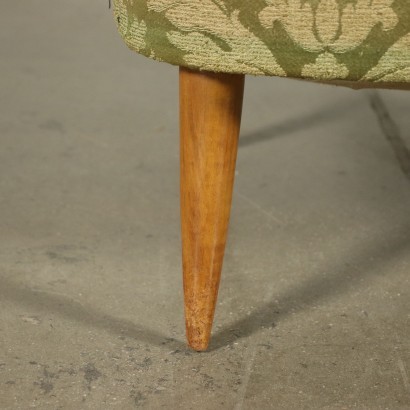 Acolchado de muelles, tapizado de tela, patas de madera de haya. Personalizable.