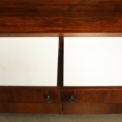 Sideboard pensile ad ante battenti e cassetti, legno impiallacciato palissandro.