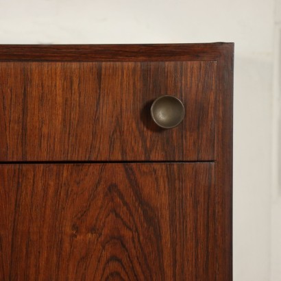 Sideboard pensile ad ante battenti e cassetti, legno impiallacciato palissandro.