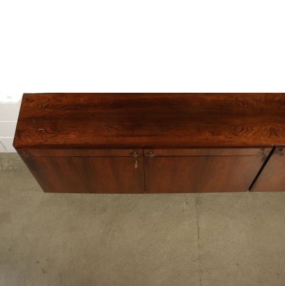 Sideboard pensile ad ante battenti e cassetti, legno impiallacciato palissandro.