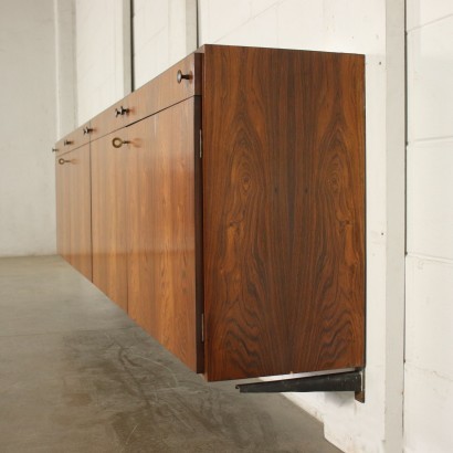 Sideboard pensile ad ante battenti e cassetti, legno impiallacciato palissandro.