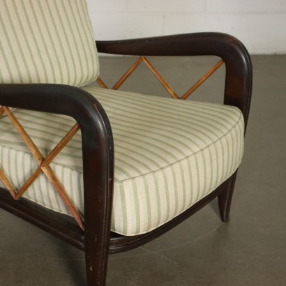 Paire de fauteuils dans le goût de Paolo Buffa, bois de hêtre et noyer, coussin d'assise à ressorts sur sangles métalliques, dossier en mousse, revêtement en tissu. Personnalisable : le produit peut être renouvelé par nos laboratoires.